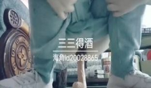 端午节回老家趁爸妈厨房煮饭在客厅用阳具自慰