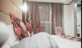 手机软件约炮高挑模特兼职妹～穿上豹纹文胸水晶高跟