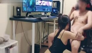 男友沉迷电脑 只玩游戏不玩漂亮女友 诱惑跪舔玩游