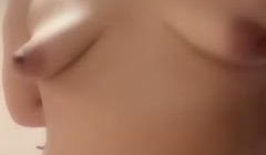 很有感觉的小少妇露脸让小哥揉着骚奶子跟狼友撩骚，