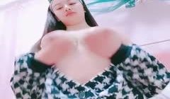肥嘟嘟大奶小姐姐！外表文静大秀一波！肥唇骚穴紧致