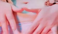 气质美少妇！看似文静骚的很！脱下牛仔裤揉搓肥穴，