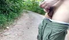 男：你专门勾引别人过来打野战啊，我在我们村都没打