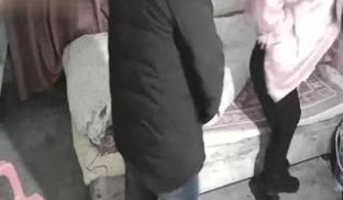 有点姿色的漂亮少妇太受欢迎了顾客络绎不绝10点多