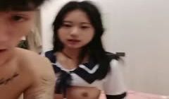 制服妹子被渣男男友拉回来直播做爱，深喉吃屌，无套