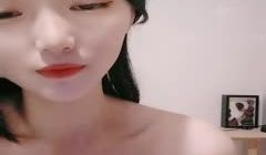 披肩发女神，模特身材全裸镜头前自慰，特写手指掰穴