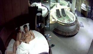 黑客破解眼镜哥带着好身材的女友酒店开房各种姿势玩