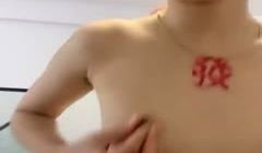 瘦瘦的山东妹子，卖力口交包皮鸡鸡手持镜头有点晃动