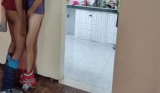 （视频）哥哥厨房为我做菜，嫂嫂在外为我做爱