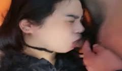 风骚诱人极品小少妇的群P激情大秀，全程露脸吞精喝