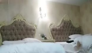 《探花虎哥》莞式会所酒店私钟口活不错的坐台妹换上