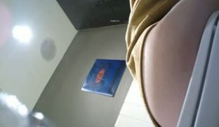 商场女厕偷拍眼镜美女尿尿B还吊着一坨白带