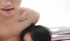 迷人的小雅婊妹跟小哥激情啪啪给狼友看，全程露脸让