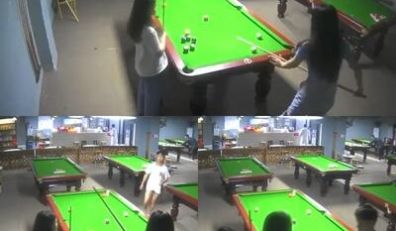 小伙台球厅突然脱裤子当着美女面自慰吓跑美女cdd