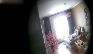 家庭酒店偸拍年轻闷骚妹子提前开好房等待男友先试穿