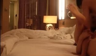 淫妻坐在单男的肉棒上，对绿帽说别拍了快过来，然后