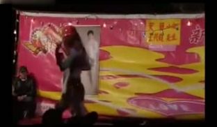 农村结婚现场为了活跃气氛请了艳舞女郎表演脱衣舞 