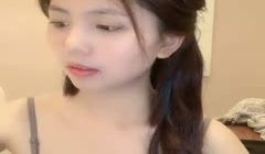 性感小美女露脸发骚，自慰逼逼等待小哥的大鸡巴，温