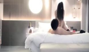 小宝寻花深夜第二场约了个白色长裙漂亮妹子啪啪，舌
