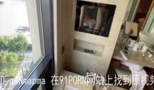 露脸可爱多闭眼享受篇落地窗前爆操，多多支持啊