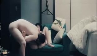 一线天肥逼可爱妹子，赵总操完加钟小天来操，沙发上