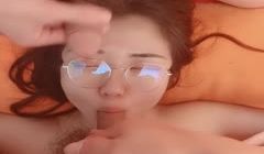 欲望人妻露脸吞精喝尿伺候好几个大鸡巴，多体位抽插