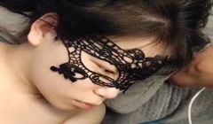 乖巧的性奴小母狗就这样让大哥蹂躏玩弄，撅着小屁股