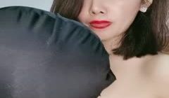 嵴柱上有纹身的极品风骚人妻跟蒙面大哥啪啪，口交大
