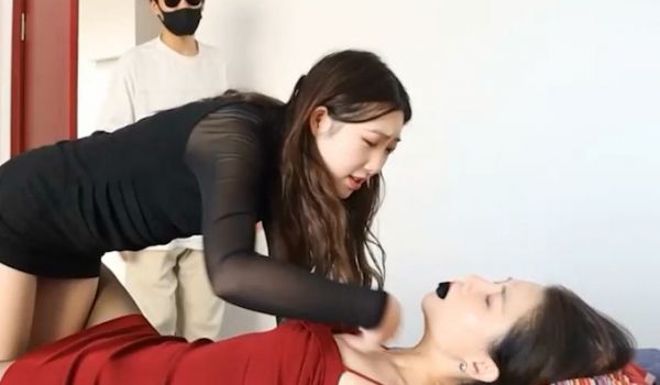 两个骚货捆绑一起