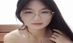 清纯眼镜妹妹！好久没播了！撩起裙子贫乳，拿出粗大