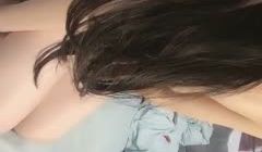 强硬扒光风骚小少妇，揉奶抠逼按着头草嘴，大鸡巴插