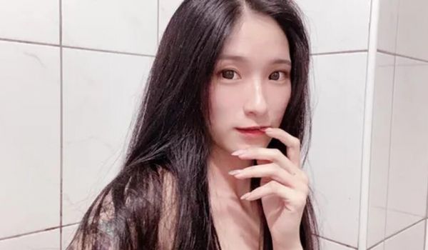 台湾SWAG 小秘书芮芮被老闆叫去加班到老闆家就