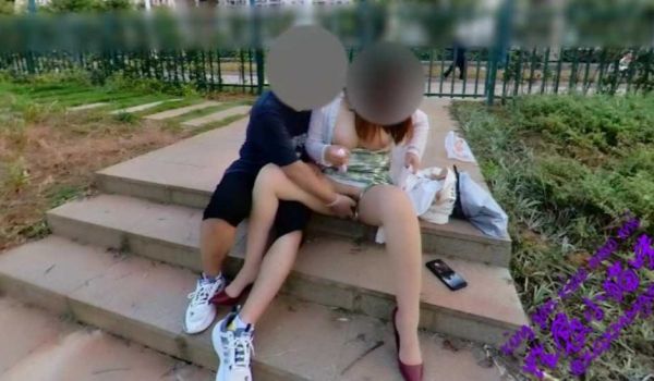 【人妻勾引】勾引一个大学生在野外操我，并直播给我