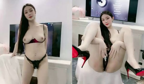 性感车模蕾丝诱惑