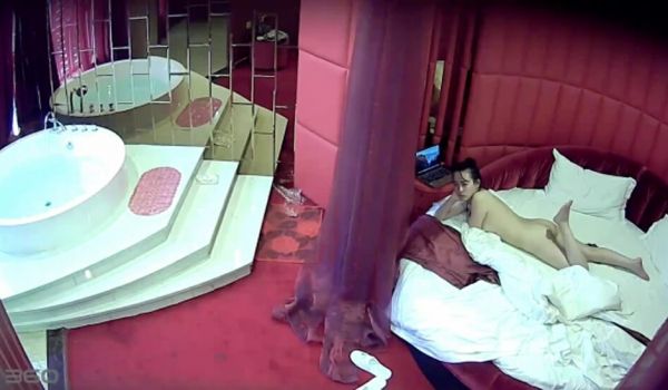 360监控偷拍中年男上司和身材丰满的女下属、情趣