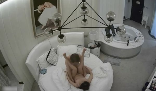 360监控偷拍50多岁的老板和36岁的女会计酒店