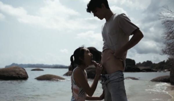 华裔美女博主与男友的性爱日记-我在海滩上用她的乳