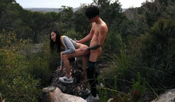华裔美女博主与男友的性爱日记-徒步旅行时的户外性
