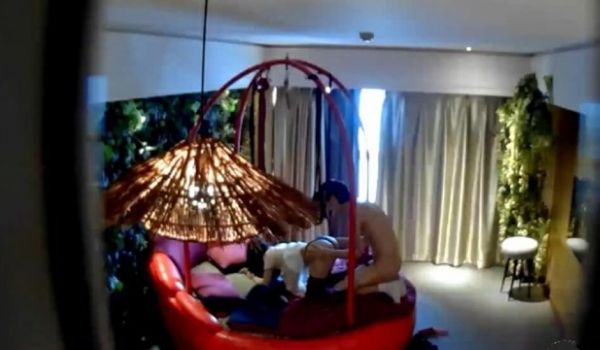 360酒店摄像头偷拍情侣做爱、黑丝妹子被男友爆草