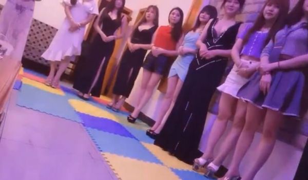 探花系列-高级会所选妃穿情趣黑丝全套服务.多姿势
