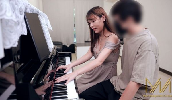 优雅气质的钢琴老师，内心竟藏着淫荡、饥渴的灵魂