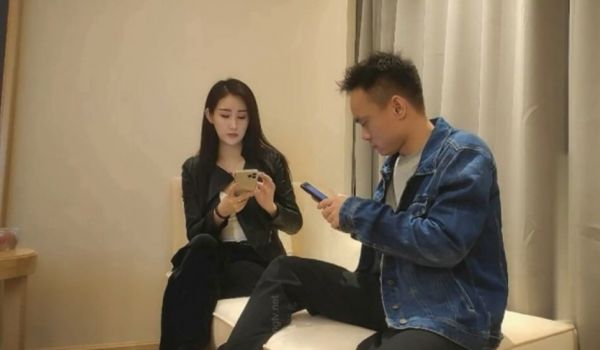 高颜值美女酒店上演制服诱惑完美露脸多姿势抽插骚穴