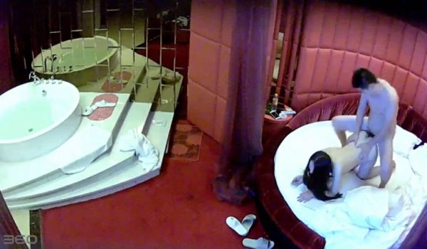 部门领导与单位妹子偷情很会玩鸳鸯浴水里啪啪回床抓