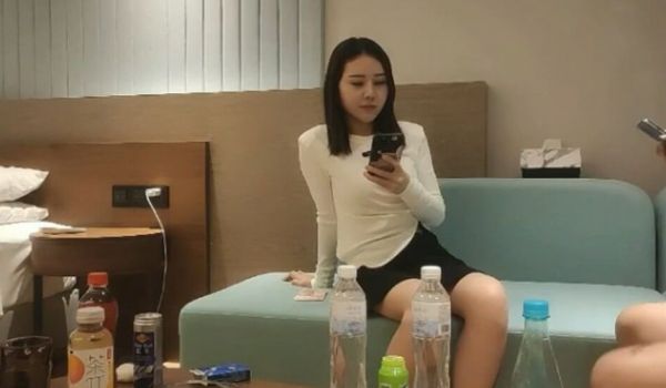 3000网约高端外围女神沙发啪啪、极品身材一对美
