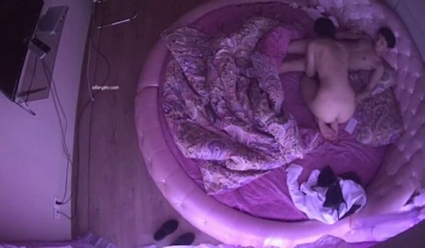 360摄像头家庭小旅馆情趣圆床偷拍站街女带了几个