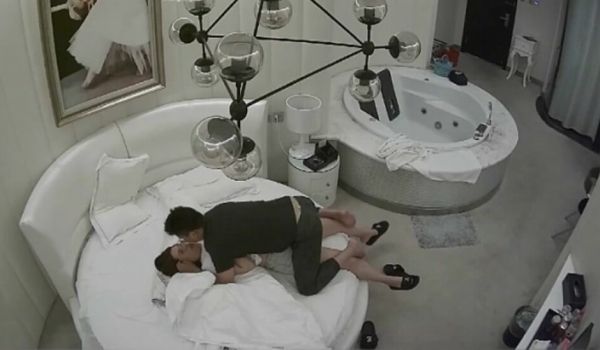 360酒店偷拍-异地恋情侣把女孩抱进房间就开操、