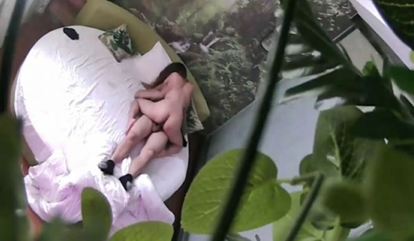 丰满性感的美女酒店不愿意和认识没多久的纹身男啪啪