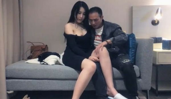 酒店约操丰乳肥臀一线天顶级颜值外围美女、自带情趣