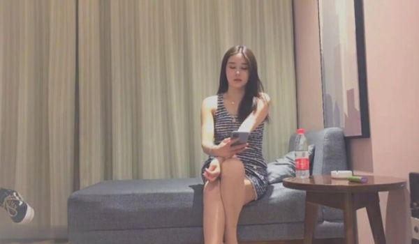 酒店约操170cm顶级外围女神包臀短裙修长美腿、
