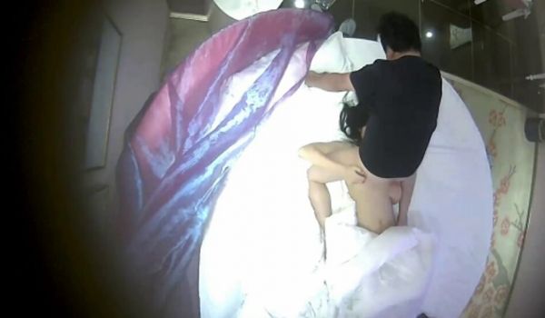酒店偷拍-中年胖哥艳福不浅玩身材苗条大奶学生妹、